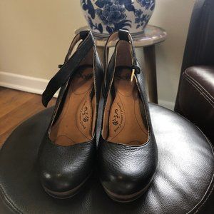 Sofft black leather pumps with ankle strap